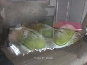 烤箱180度预热，放中下层，烤25分钟；见表面上色后，盖上锡纸，防止表面上色过深； 
温度及时间仅供参考，具体还根据自家烤箱来调整。