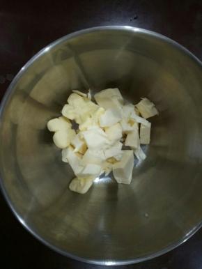 先将黄油从冰箱取出，切成小块，放室温软化。