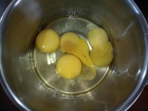 将鸡蛋从冰箱取出。打入不锈钢盆中，放在室温回温。