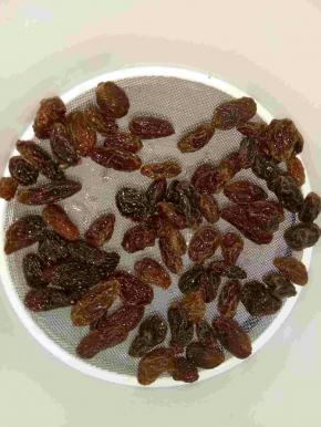 用水洗干净，多洗几次，葡萄干还挺灰的。将洗好的葡萄干放在过刷网上晾干水分，备用。