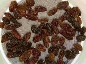 用水洗干净，多洗几次，葡萄干还挺灰的。将洗好的葡萄干放在过刷网上晾干水分，备用。