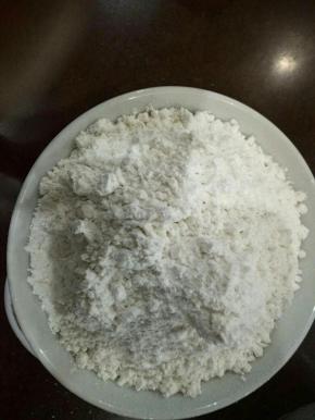 称好200克低筋面粉。