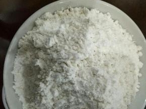 称好200克低筋面粉。