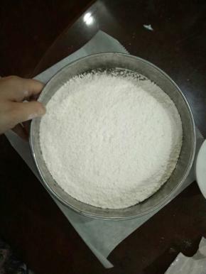 将称好的低筋面粉过筛。