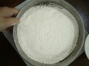 将称好的低筋面粉过筛。