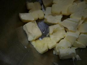 全部准备好了，看看黄油软化到位没有。如图用手指在黄油上能轻松戳一个洞，说明已经软化好了。