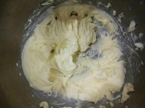 接下来打发黄油，先用电动打蛋器将黄油打顺滑。