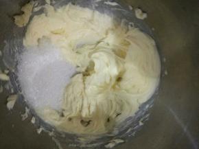 将打顺滑的黄油里加入一半的白砂糖，继续用电动打蛋器打直白糖基本溶解。