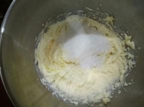 再加入另一半的白砂糖，继续打至白砂糖溶解。