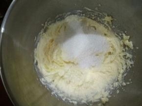 再加入另一半的白砂糖，继续打至白砂糖溶解。
