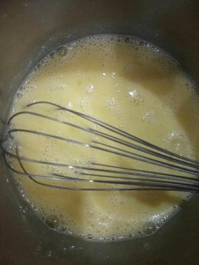 将鸡蛋用手动打蛋器打散。