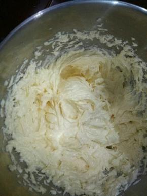 将打散的鸡蛋分10次加入黄油中打发。每次一定要打到黄油和蛋液完全混合为止。每打完一次，一定要把盆壁上的黄油刮下来，继续打。如图是加完所有蛋液的黄油。一定要打到非常蓬松的状态。