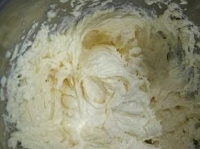 将打散的鸡蛋分10次加入黄油中打发。每次一定要打到黄油和蛋液完全混合为止。每打完一次，一定要把盆壁上的黄油刮下来，继续打。如图是加完所有蛋液的黄油。一定要打到非常蓬松的状态。