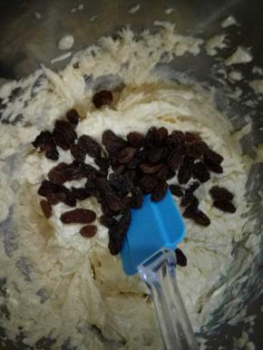 打发好的黄油里面加入葡萄干。