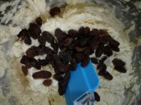 打发好的黄油里面加入葡萄干。