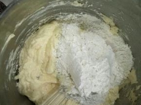 再加入1/3，拌匀。