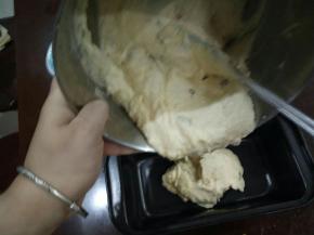 将拌好的蛋糕糊倒入模具中。