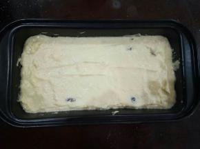 用倒完用刮刀抹平表面。送入160度预热好的烤箱内烤60分钟。