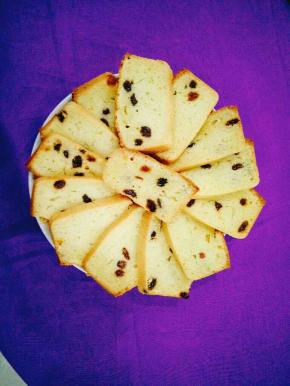 冷却后，切片装盘享用。