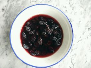 黑加仑干用红酒（分量外）浸泡一夜，沥干水备用。