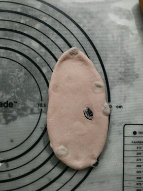 取一个面团擀成橄榄型。