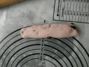 翻面后横放，分别从1/3处上下折叠。