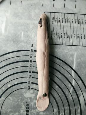 再次上下对折，再从中间往两边搓圆至20厘米长。把一头按扁。