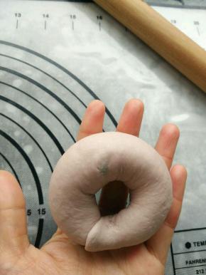 再把另一头包进去，捏紧封口。