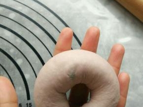 再把另一头包进去，捏紧封口。