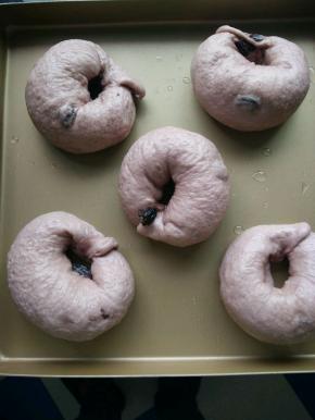 放入烧开的糖水锅中，两面各煮15秒。