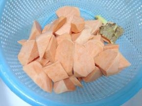 番薯洗净去皮切小块，姜拍扁待用。