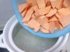 煮至15分钟，把切好的番薯加入