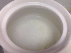取出汤煲，把洗好的糥米倒入，再加入适量的水