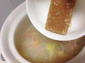 然后加入红糖片，待红糖片融化完即可出锅