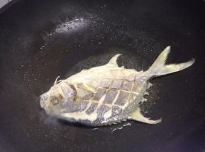 中火煎制至两面金黄