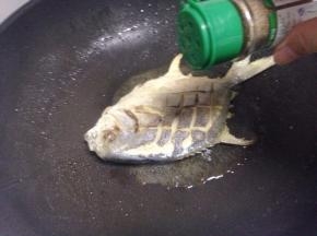 最后加入适量的椒盐（两面都要加）