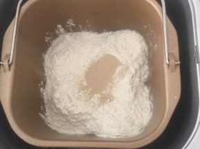 除黄油外的其他材料按牛奶，糖，盐，中筋粉，全麦粉，干酵母的顺序称入面包机桶