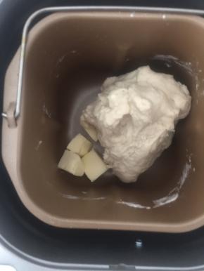 面包机先和面一次，我的面包机是十分钟，加入黄油，再和面一次后，开启松软面包模式2小时36分钟