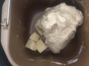 面包机先和面一次，我的面包机是十分钟，加入黄油，再和面一次后，开启松软面包模式2小时36分钟