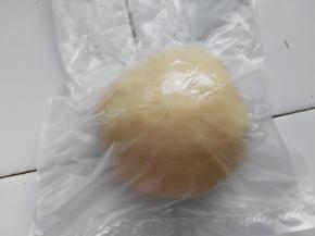 先将油皮材料混合揉成光滑的面团，放入保鲜袋松弛1小时以上