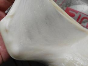 做螺旋纹酥的油皮要达到可以拉出薄膜的程度