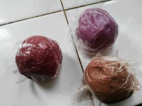 油酥材料也混合揉成团，然后分成三份，分别加入可可粉、红曲粉、紫薯粉