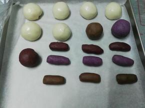 油皮也同样分成六份，这里准备做六个单色的豆沙酥、六个彩虹豆沙酥，由于豆沙酥是需要一切为二，所以只要准备一半的量，彩虹豆沙酥的油酥按三种颜色分别搓成长短粗细差不多的小长条（见图）