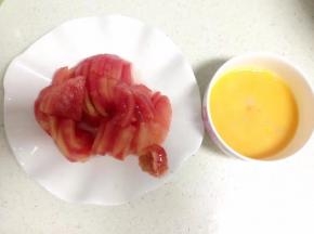 准备好所有材料（番茄去皮，鸡蛋打到碗里拌匀）