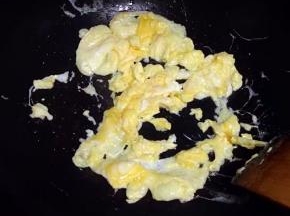 锅里倒入油，把鸡蛋液倒翻炒好盛出