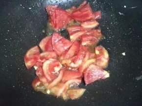 鸡蛋盛出后把番茄倒入加少许盐翻炒，再加入少许水