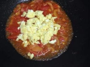 煮出有些浓浓的茄汁加入炒好的鸡蛋