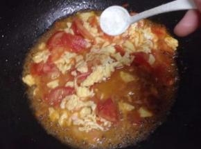 最后加少许白糖炒匀即可出锅。