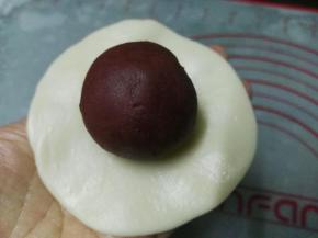 将油酥包入油皮中（单色的做法），尽量不要留有空隙