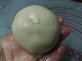 收口朝下放入烤盘，上面加盖保鲜膜